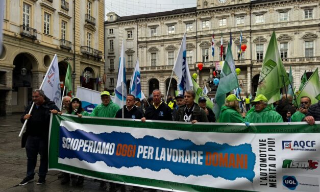 LA CRISI DELL’AZIENDA DELL’AUTO E DEL SUO INDOTTO RIPORTA IN STRADA CHI RISCHIA IL POSTO DI LAVORO – MIRAFIORI MARCIA SU DUE FRONTI